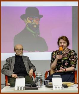 ...пионист Алексей Любимов и переводчица Елизавета Мирошникова на фоне какого-то композитора, которого очень трудно принять за Эрика Сати (примерно так же как и эту книгу)...