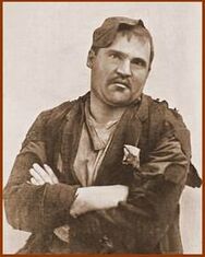 ...один из них держал нос по ветру исключительно по «долгу службы», не имея перед собой других вариантов; а другой попросту был конъюнктурщиком по своему исподнему характеру и естеству...