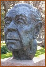 ...пожалуй, (с таким) и музея никакого не надо, — вот он, как живой, вечный человек...