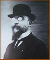 Erik Satie vers 1909 bureau-crate.jpg