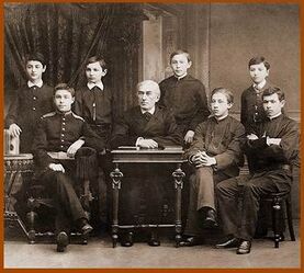 ...на фотографии: стоят (слева направо): Семён Самуэльсон, Леонид Максимов, Сергей Рахманинов, Фёдор Кёнеман. Сидят: Александр Скрябин, сам Николай Зверев, Александр Черняев, Матвей Пресман...