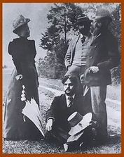 ...на фотографии (слева направо): жена Шоссона (Жанна Эскудье), Клод Дебюсси (сидит на траве), позади за ним — сам Эрнест Шоссон...