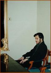 ...тусклая фотография, сделанная исключительно ради фиксации момента (чтобы не сказать напротив того)...